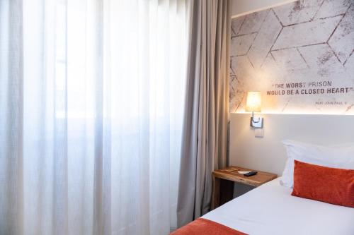 Habitación Doble Estándar - 2 camas del hotel The Icons Lisbon Central. Foto 12