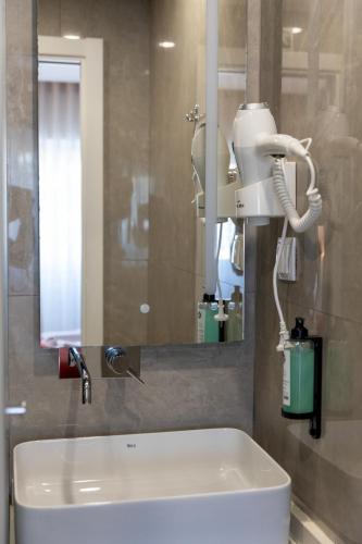 Habitación Doble Estándar del hotel The Icons Lisbon Central. Foto 4