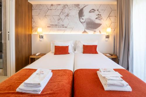 Habitación Doble con balcón - 2 camas del hotel The Icons Lisbon Central. Foto 4