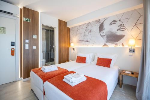 Habitación Doble con balcón - 2 camas del hotel The Icons Lisbon Central. Foto 5