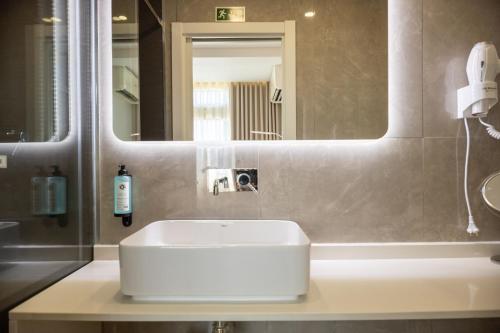Habitación Doble Deluxe con balcón del hotel The Icons Lisbon Central. Foto 5