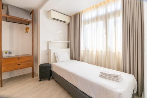 Habitación Doble Deluxe con balcón del hotel The Icons Lisbon Central. Foto 8