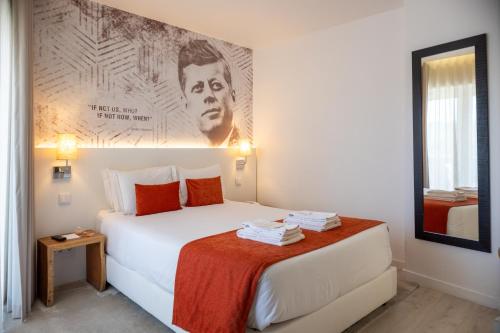 Habitación Doble Deluxe con balcón del hotel The Icons Lisbon Central. Foto 9