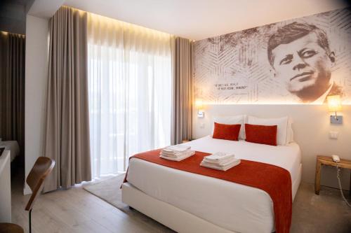 Habitación Doble Deluxe con balcón del hotel The Icons Lisbon Central. Foto 10