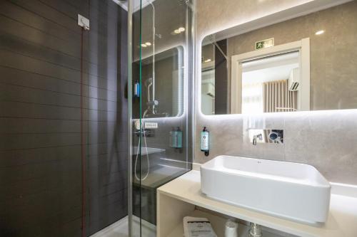 Habitación Doble Deluxe con balcón del hotel The Icons Lisbon Central. Foto 11