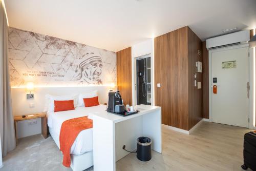 Habitación Triple Deluxe del hotel The Icons Lisbon Central. Foto 5