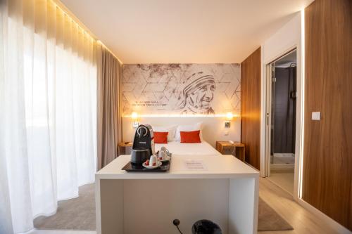 Habitación Triple Deluxe del hotel The Icons Lisbon Central. Foto 7
