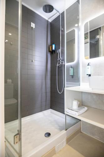 Habitación Triple Deluxe del hotel The Icons Lisbon Central. Foto 9
