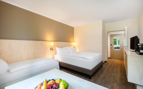 Habitación Doble Estándar con sofá cama del hotel Sunday Bielefeld Johannisberg. Foto 1