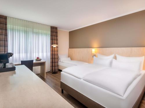 Habitación Doble Estándar con sofá cama del hotel Sunday Bielefeld Johannisberg. Foto 12