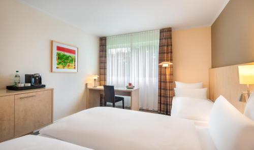 Habitación Doble Estándar con sofá cama del hotel Sunday Bielefeld Johannisberg. Foto 18