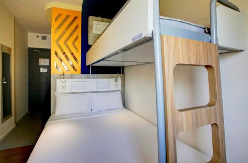 Apartamento Estándar Adaptado con Cama Doble y Cama Individual Superpuesta del hotel ibis budget Tambore. Foto 4
