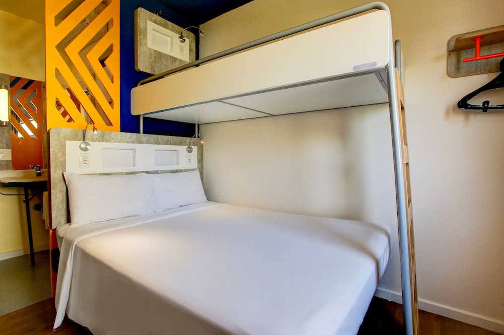Apartamento Estándar con Cama Doble y Cama Individual Superpuesta del hotel ibis budget Tambore. Foto 1