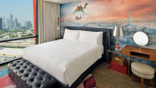 Design Suite Creek View with 25% off on F&B with early check in - late checkout until 31st Aug, 26 del hotel Indigo Dubai Downtown
