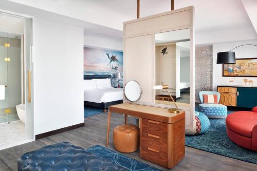 Super Suite Creek View with 25% off on F&B with early check in - late checkout until 31st Aug, 26 del hotel Indigo Dubai Downtown. Foto 2