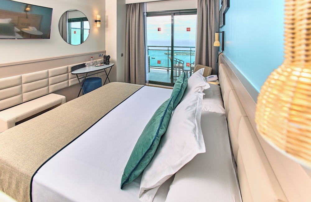 Habitación Deluxe del hotel Leonardo Hotel Fuengirola Costa Del Sol. Foto 6