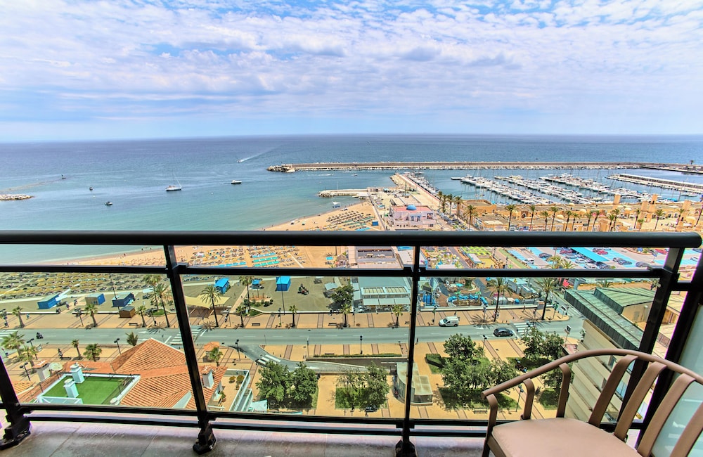 Habitación Deluxe del hotel Leonardo Hotel Fuengirola Costa Del Sol. Foto 13