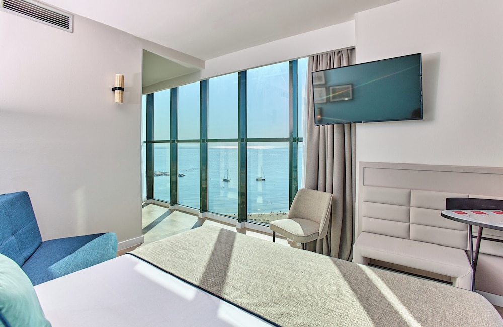 Suite Junior del hotel Leonardo Hotel Fuengirola Costa Del Sol