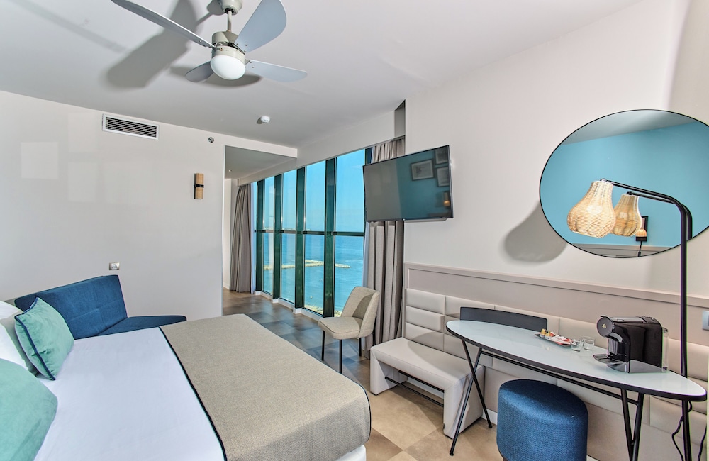 Suite Junior del hotel Leonardo Hotel Fuengirola Costa Del Sol. Foto 11