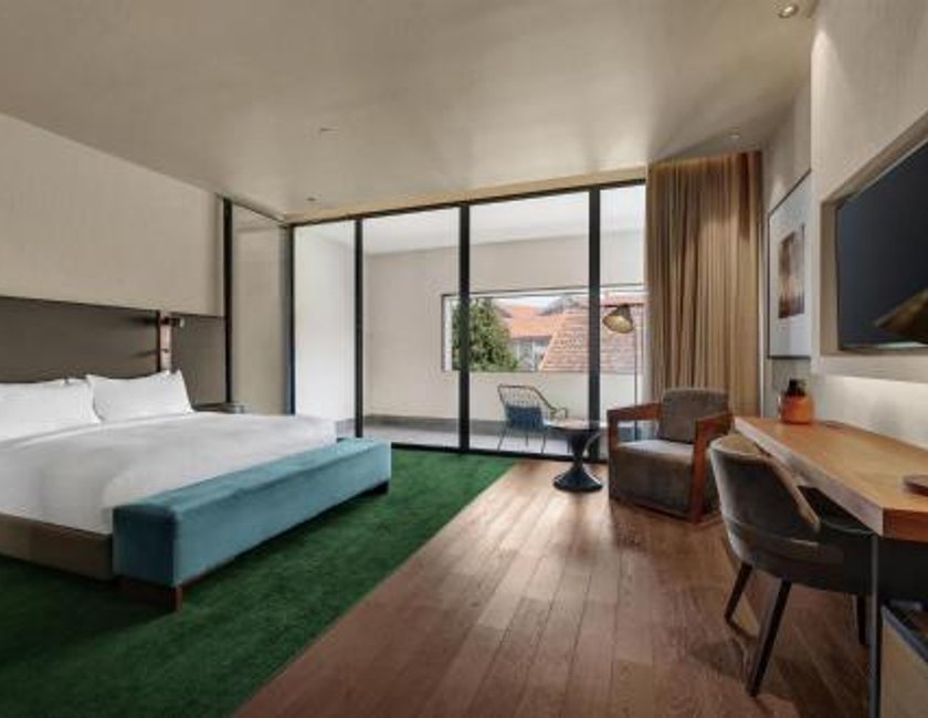 Habitación doble deluxe con cama grande y balcón del hotel Hilton Porto Gaia. Foto 2