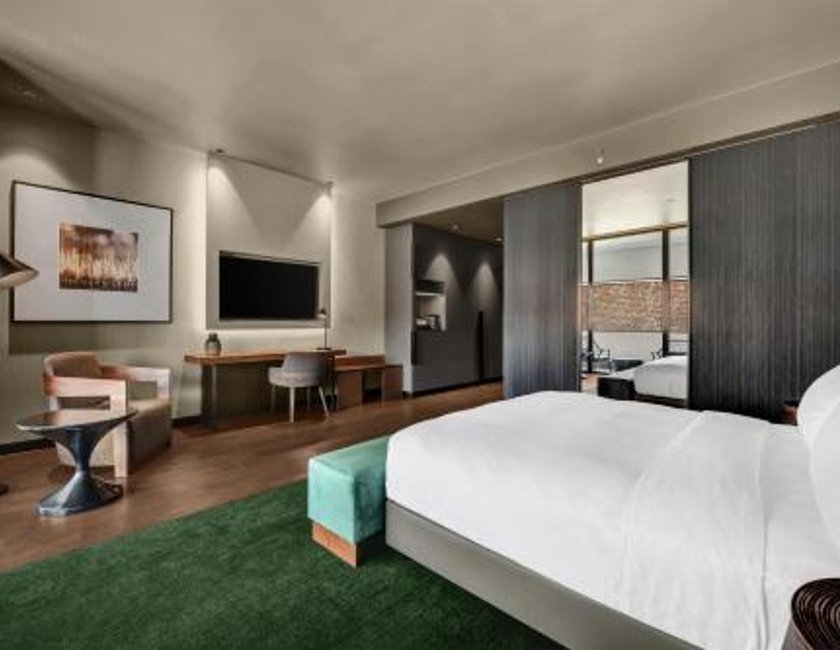 Habitación doble deluxe con cama grande y balcón del hotel Hilton Porto Gaia. Foto 7