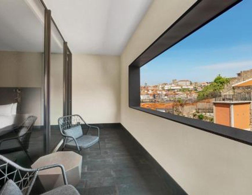Habitación doble deluxe con cama grande y balcón del hotel Hilton Porto Gaia. Foto 8
