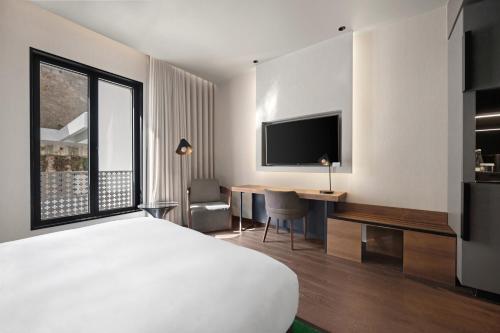 Habitación con cama extragrande del hotel Hilton Porto Gaia. Foto 2