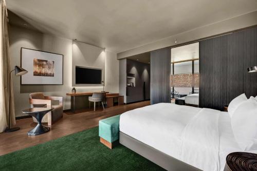 Habitación doble deluxe con cama grande y balcón del hotel Hilton Porto Gaia