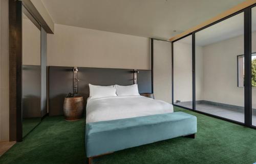 Habitación doble deluxe con cama grande y balcón del hotel Hilton Porto Gaia. Foto 2