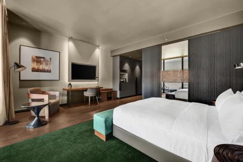 Habitación doble deluxe con cama grande y balcón del hotel Hilton Porto Gaia. Foto 3