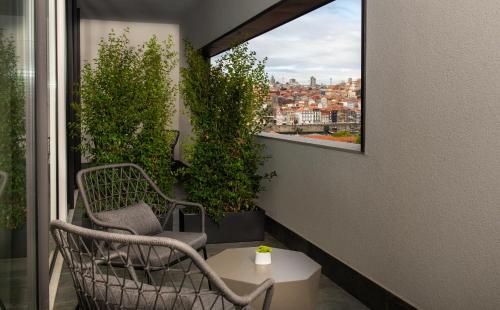 Habitación doble deluxe con cama grande y balcón del hotel Hilton Porto Gaia. Foto 4