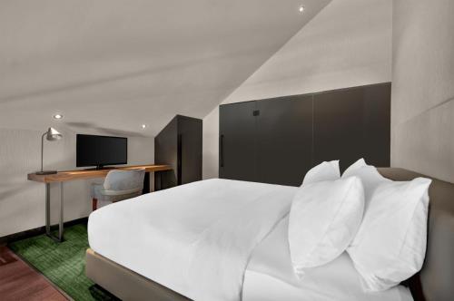 Suite Dúplex Doble con cama grande del hotel Hilton Porto Gaia. Foto 5