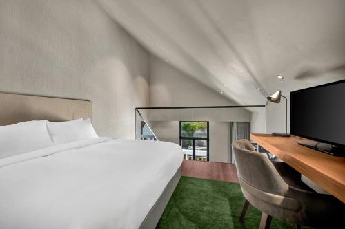 Suite Dúplex Doble con cama grande del hotel Hilton Porto Gaia. Foto 8