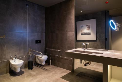 Habitación con cama extragrande - Adaptada para personas de movilidad reducida del hotel Hilton Porto Gaia. Foto 2