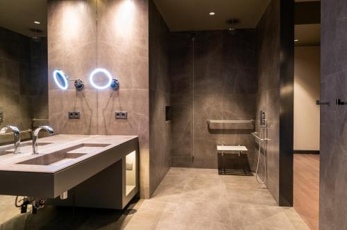 Habitación con cama extragrande - Adaptada para personas de movilidad reducida del hotel Hilton Porto Gaia. Foto 3