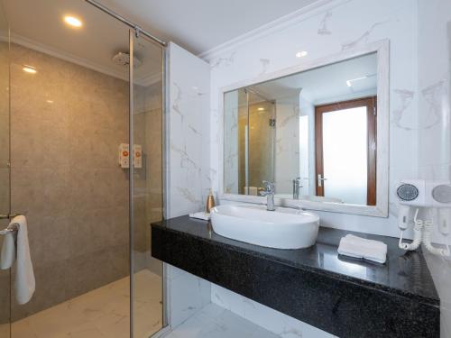 Habitación Doble Deluxe con vistas al mar y balcón del hotel Kaani Palm Beach