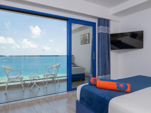 Habitación Doble Deluxe con vistas al mar y balcón del hotel Kaani Palm Beach. Foto 4