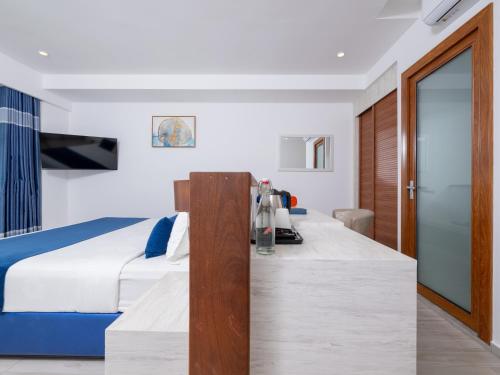 Habitación Doble Deluxe con vistas al mar y balcón del hotel Kaani Palm Beach. Foto 6