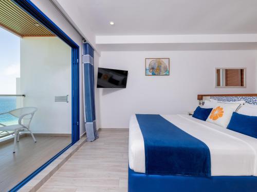 Habitación Doble Deluxe con vistas al mar y balcón del hotel Kaani Palm Beach. Foto 7