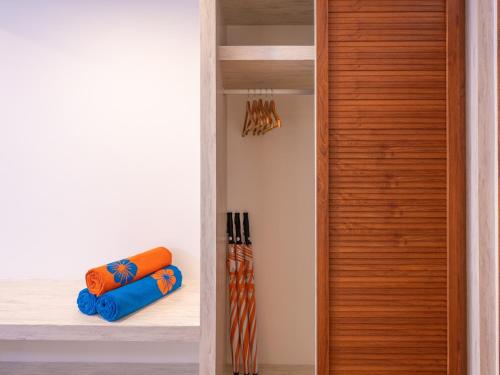 Habitación Doble Deluxe con balcón y vistas al mar con escapada de luna de miel del hotel Kaani Palm Beach. Foto 1