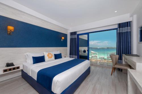 Habitación Doble Deluxe con vistas al mar y balcón del hotel Kaani Palm Beach