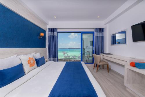 Habitación Doble Deluxe con vistas al mar y balcón del hotel Kaani Palm Beach. Foto 1