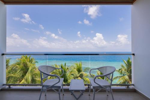 Habitación Doble Deluxe con vistas al mar y balcón del hotel Kaani Palm Beach. Foto 2