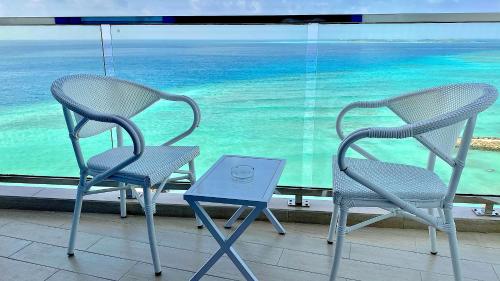 Habitación Doble Deluxe con vistas al mar y balcón del hotel Kaani Palm Beach. Foto 3
