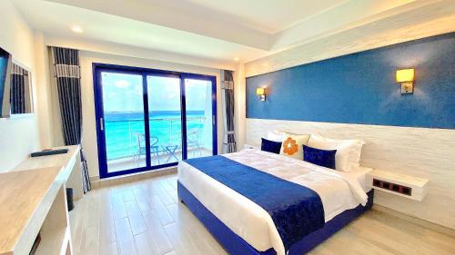 Habitación Doble Deluxe con vistas al mar y balcón del hotel Kaani Palm Beach. Foto 4