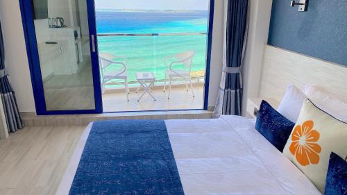 Habitación Doble Deluxe con vistas al mar y balcón del hotel Kaani Palm Beach. Foto 7