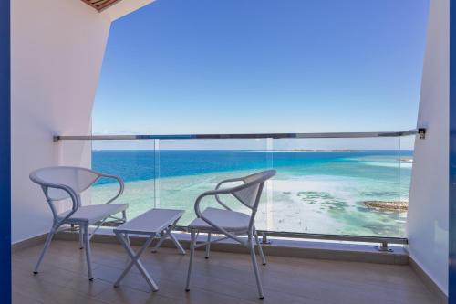 Habitación Doble Deluxe con vistas al mar y balcón del hotel Kaani Palm Beach. Foto 13