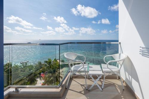 Habitación Doble Deluxe con vistas al mar y balcón del hotel Kaani Palm Beach. Foto 14