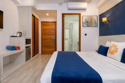 Habitación Doble Deluxe con vistas al mar y balcón del hotel Kaani Palm Beach. Foto 15