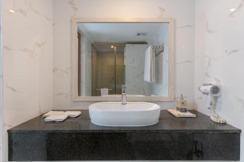 Habitación Doble Deluxe con vistas al mar y balcón del hotel Kaani Palm Beach. Foto 17